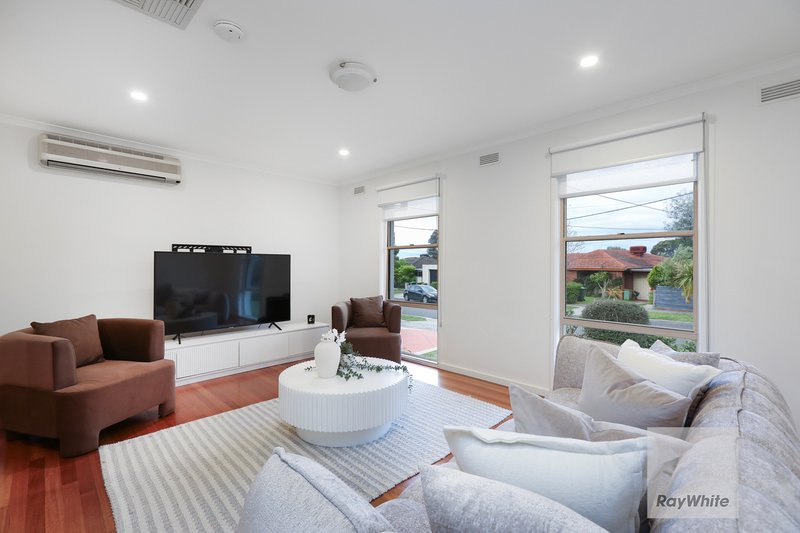Photo - 6 Bunbury Court, Gladstone Park VIC 3043 - Image 4