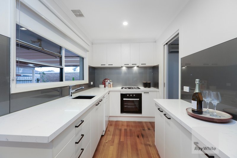 Photo - 6 Bunbury Court, Gladstone Park VIC 3043 - Image 7