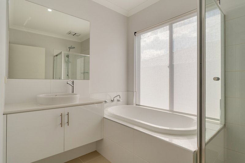 Photo - 6 Calibre Avenue, Craigieburn VIC 3064 - Image 8