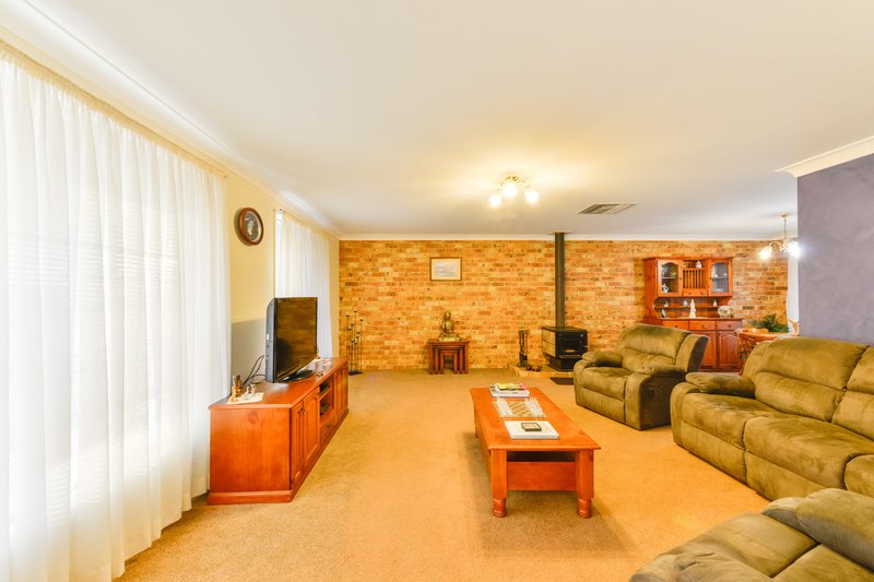 Photo - 6 Camira Crescent, Tamworth NSW 2340 - Image 5