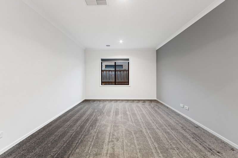 Photo - 6 Chaffey Grove, Officer South VIC 3809 - Image 6