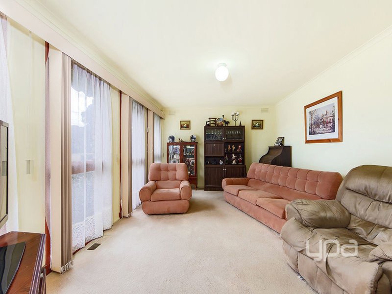 Photo - 6 Charlbury Grove, St Albans VIC 3021 - Image 2