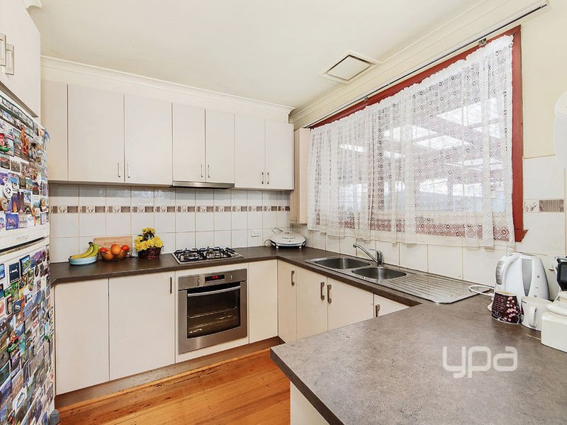 Photo - 6 Charlbury Grove, St Albans VIC 3021 - Image 4