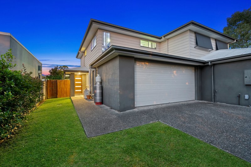Photo - 6 Codrington Circuit, Pacific Pines QLD 4211 - Image 2