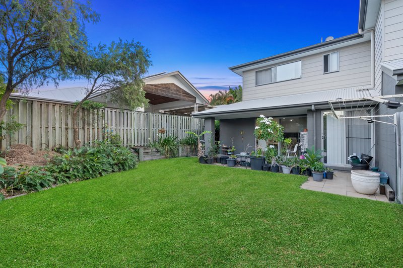 Photo - 6 Codrington Circuit, Pacific Pines QLD 4211 - Image 5