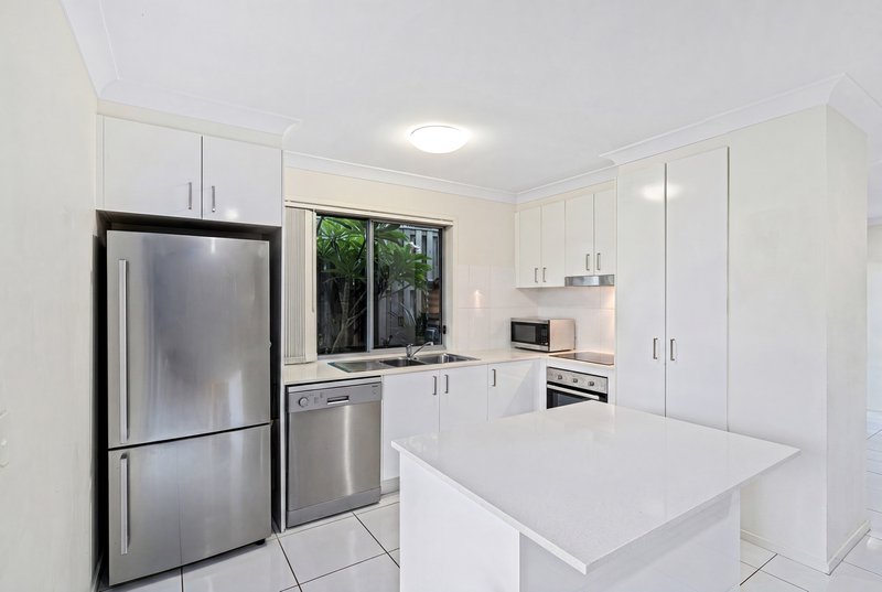 Photo - 6 Codrington Circuit, Pacific Pines QLD 4211 - Image 8
