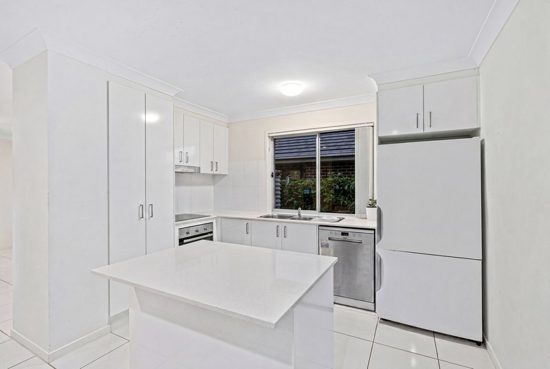 Photo - 6 Codrington Circuit, Pacific Pines QLD 4211 - Image 15