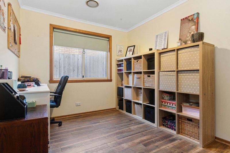 Photo - 6 Colwyn Close, Langwarrin VIC 3910 - Image 6