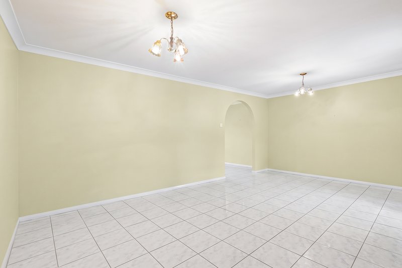 Photo - 6 Como Place, St Johns Park NSW 2176 - Image 4