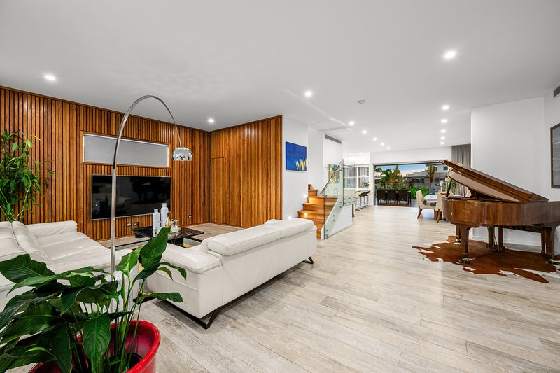 Photo - 6 Costa Court, Broadbeach Waters QLD 4218 - Image 9