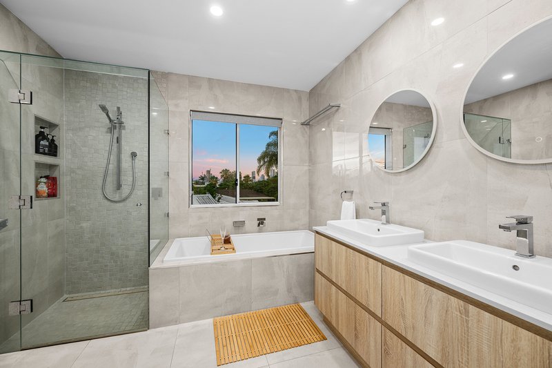 Photo - 6 Costa Court, Broadbeach Waters QLD 4218 - Image 27