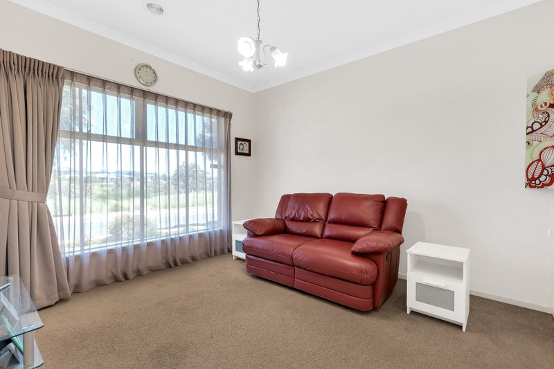 Photo - 6 Creekside Boulevard, Manor Lakes VIC 3024 - Image 7