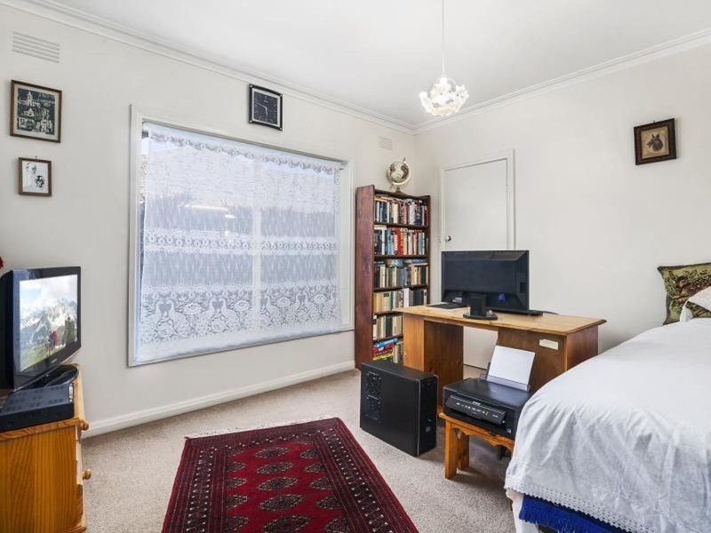 Photo - 6 Cuthbert Ave , Highton VIC 3216 - Image 9