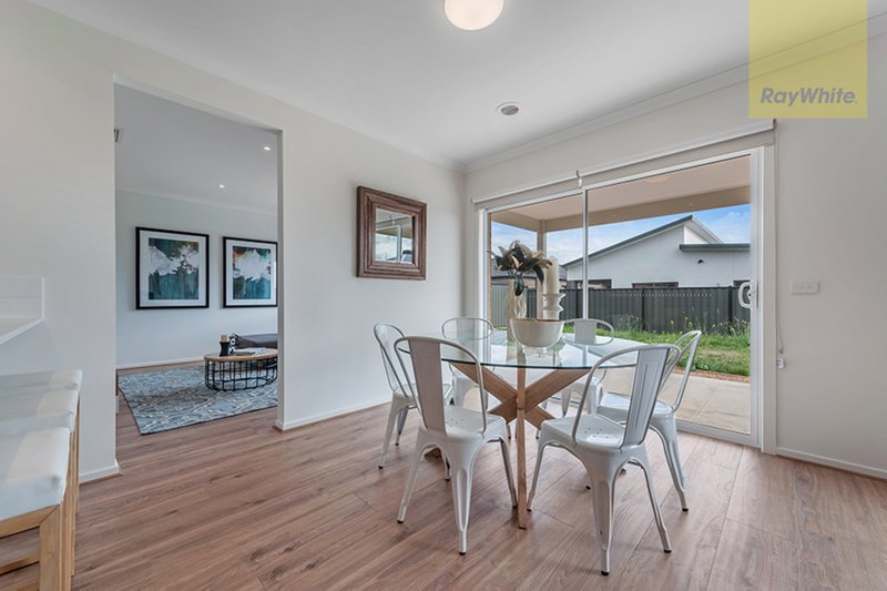 Photo - 6 Dacite Way, Craigieburn VIC 3064 - Image 5