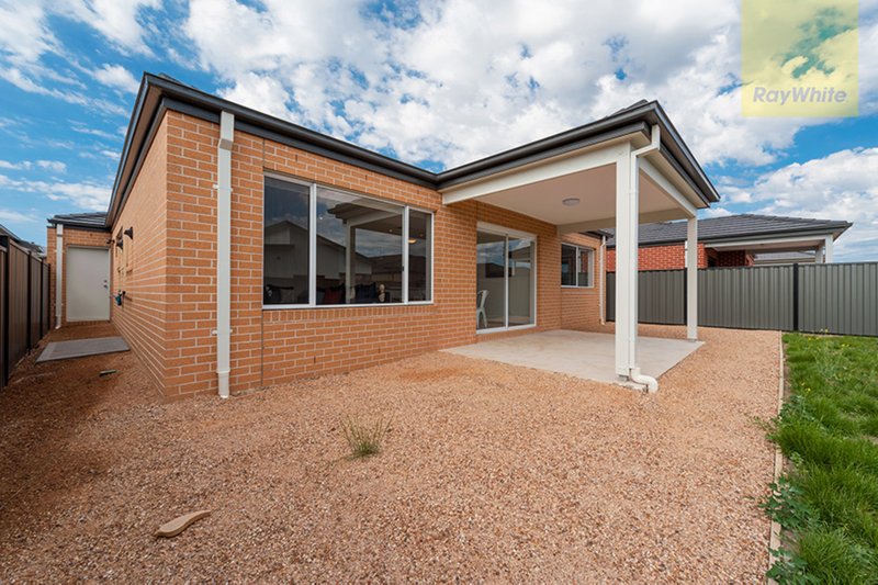 Photo - 6 Dacite Way, Craigieburn VIC 3064 - Image 15