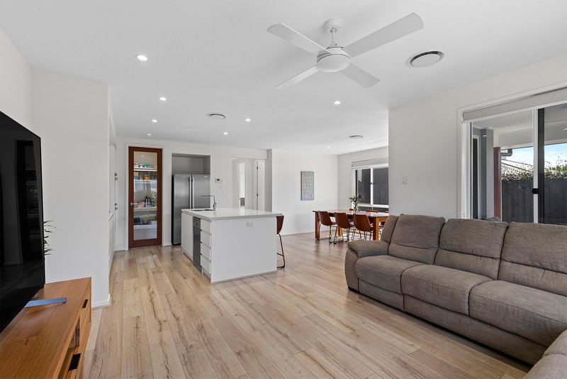 Photo - 6 Diana Close, Bridgeman Downs QLD 4035 - Image 5