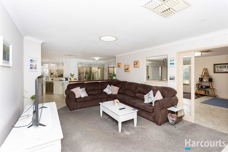 Photo - 6 Dorneywood Way, Landsdale WA 6065 - Image 2