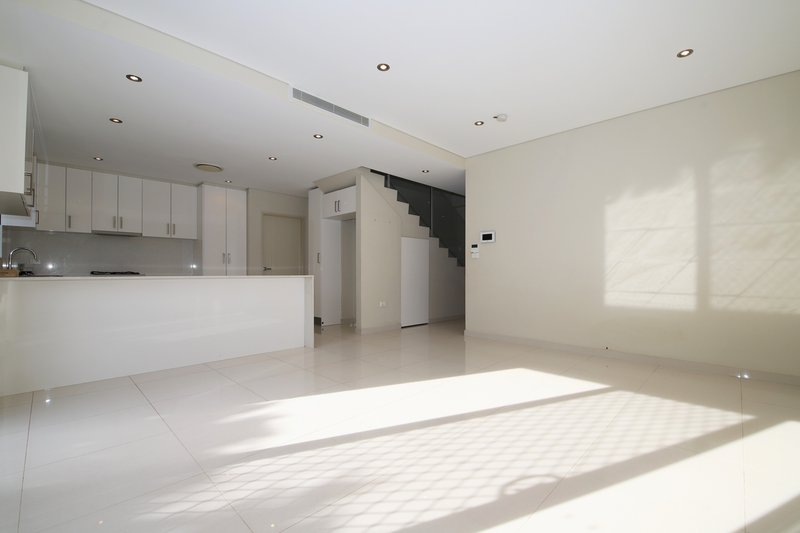 Photo - 6 Edinburgh Drive, Revesby Heights NSW 2212 - Image 3