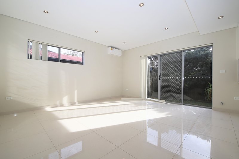 Photo - 6 Edinburgh Drive, Revesby Heights NSW 2212 - Image 4