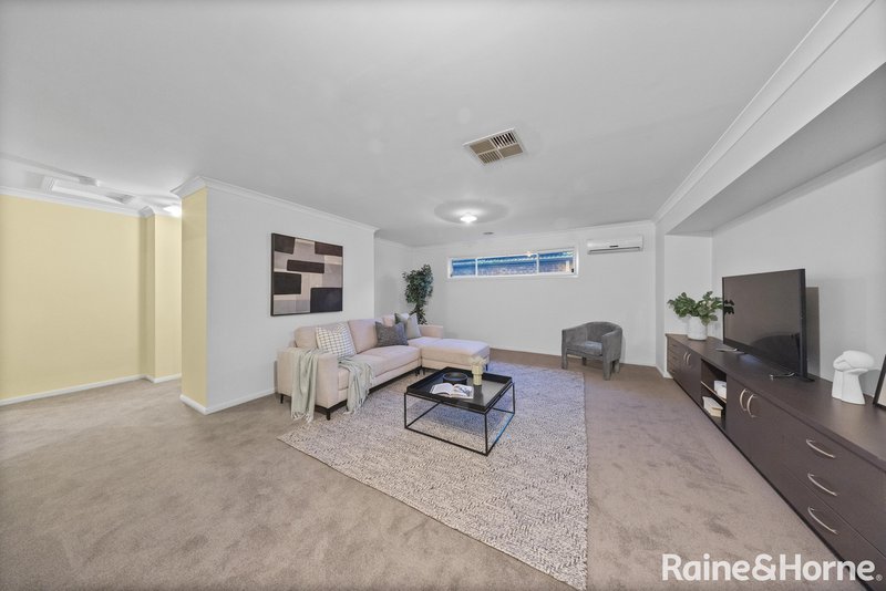 Photo - 6 Errindura Place, Caroline Springs VIC 3023 - Image 14