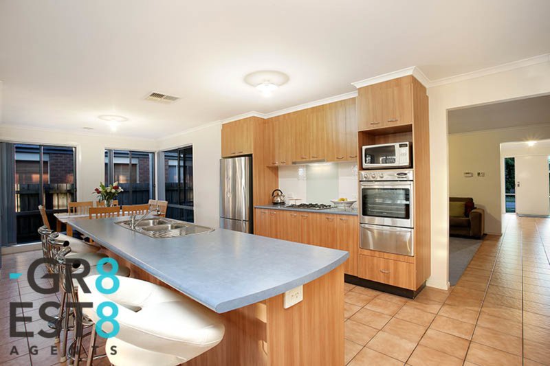 Photo - 6 Essex Court, Cranbourne East VIC 3977 - Image 2