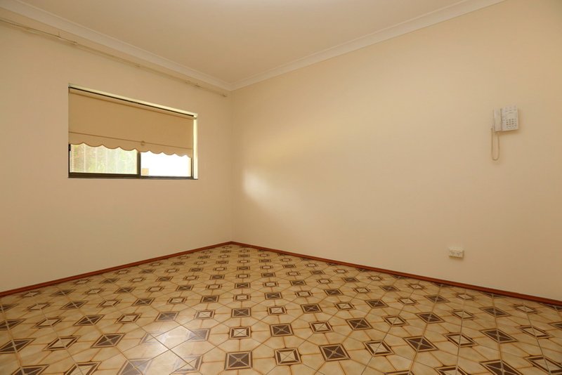 Photo - 6 Flinders Road, Georges Hall NSW 2198 - Image 5