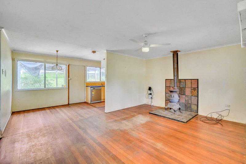 Photo - 6 Frawley Dr , Redbank Plains QLD 4301 - Image 3