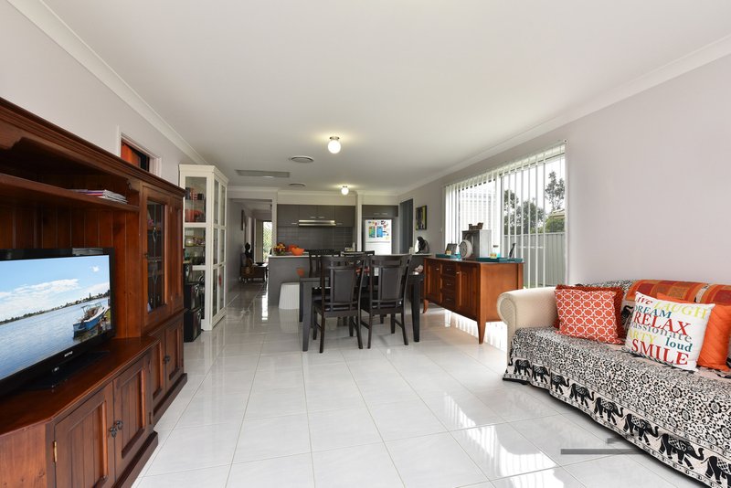 Photo - 6 Galea Close, Cameron Park NSW 2285 - Image 4