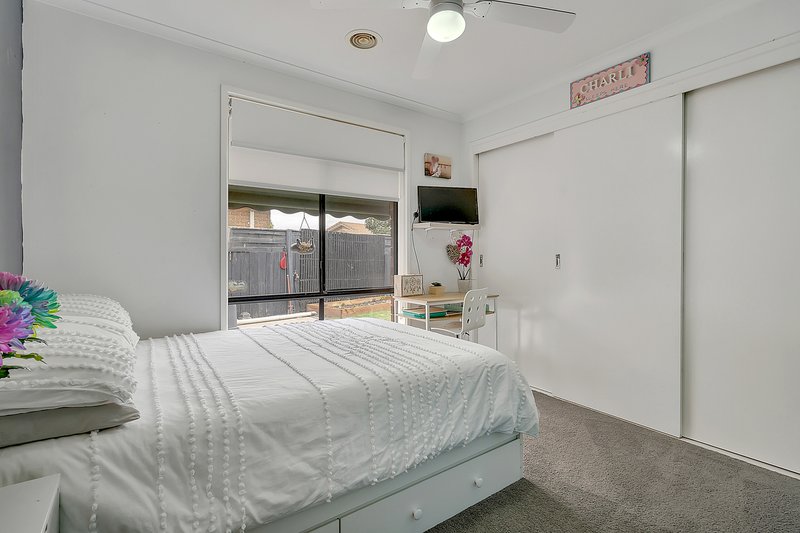 Photo - 6 Gillingham Crescent, Craigieburn VIC 3064 - Image 15