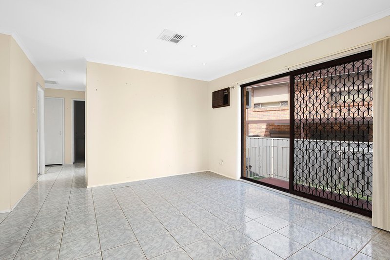 Photo - 6 Glebe Place, St Johns Park NSW 2176 - Image 3