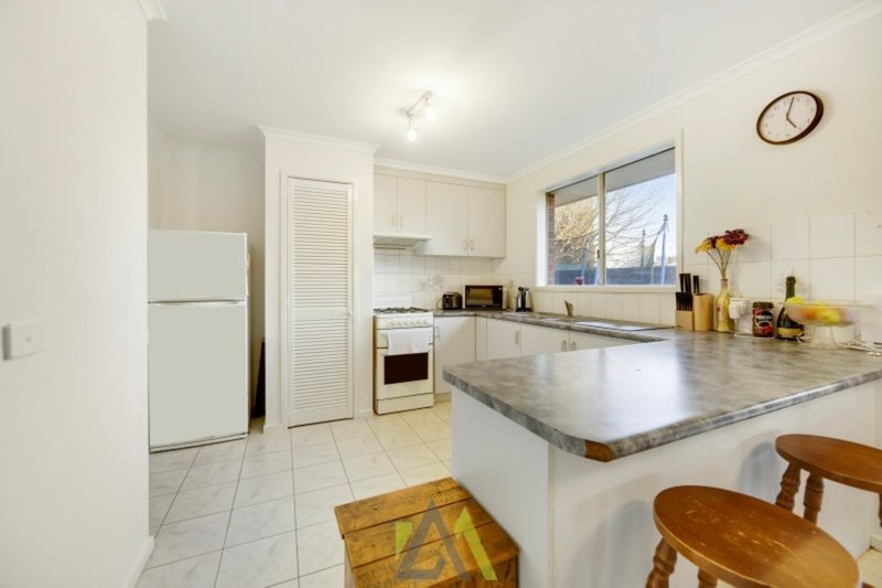 Photo - 6 Glendale Close, Langwarrin VIC 3910 - Image 3