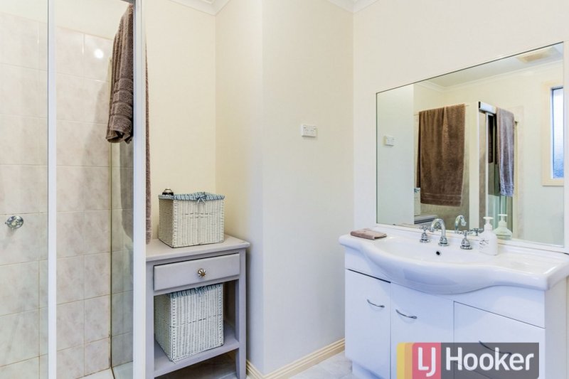 Photo - 6 Glenora Way, Hampton Park VIC 3976 - Image 10