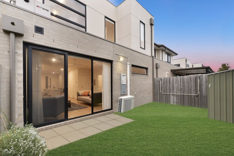 Photo - 6 Grasslands Loop, Keysborough VIC 3173 - Image 2