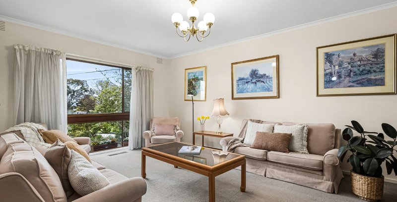 Photo - 6 Gymea Court, Glen Waverley VIC 3150 - Image 2