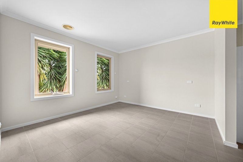 Photo - 6 Hall Mark Place, Kurunjang VIC 3337 - Image 2