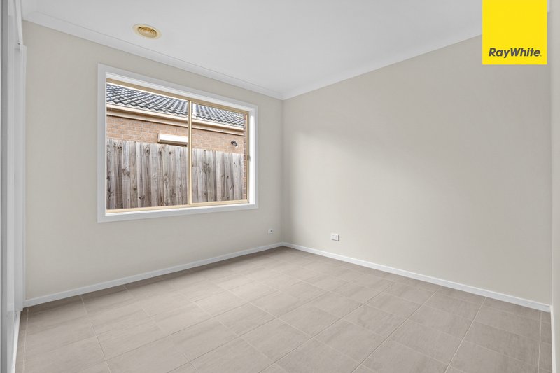Photo - 6 Hall Mark Place, Kurunjang VIC 3337 - Image 6