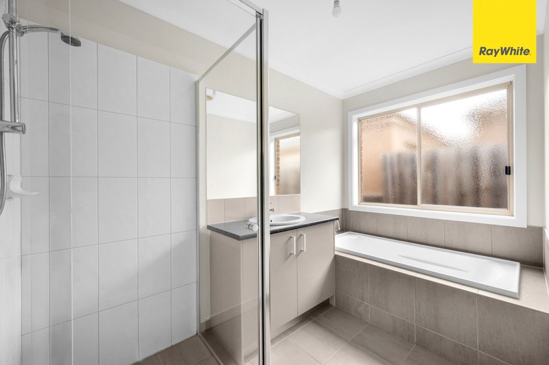 Photo - 6 Hall Mark Place, Kurunjang VIC 3337 - Image 7