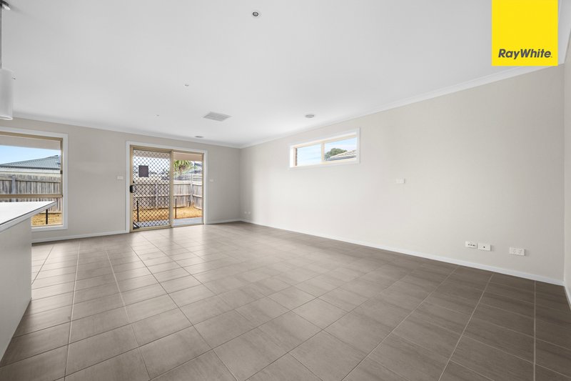 Photo - 6 Hall Mark Place, Kurunjang VIC 3337 - Image 11