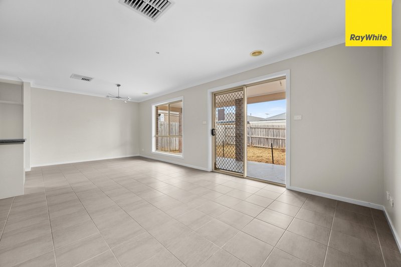 Photo - 6 Hall Mark Place, Kurunjang VIC 3337 - Image 12