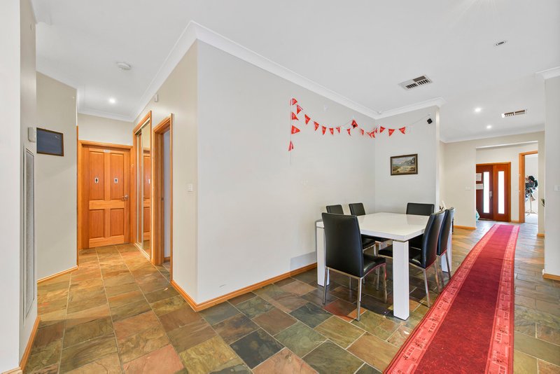 Photo - 6 Hascombe Drive, Caroline Springs VIC 3023 - Image 4