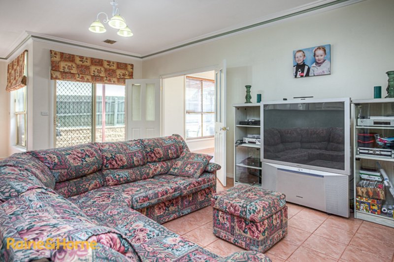 Photo - 6 Heatherbrae Crescent, Sunbury VIC 3429 - Image 6