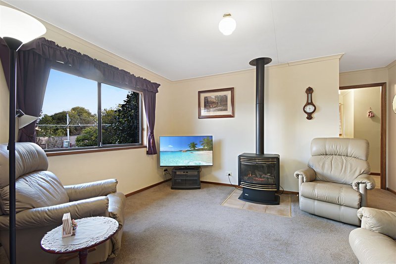 Photo - 6 Henderson Avenue, Horsham VIC 3400 - Image 2