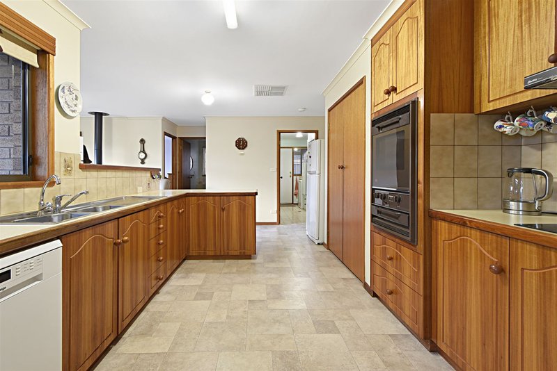 Photo - 6 Henderson Avenue, Horsham VIC 3400 - Image 9