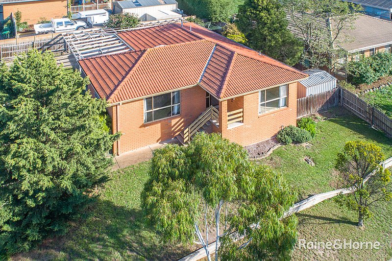 Photo - 6 Hill Grove, Sunbury VIC 3429 - Image 2