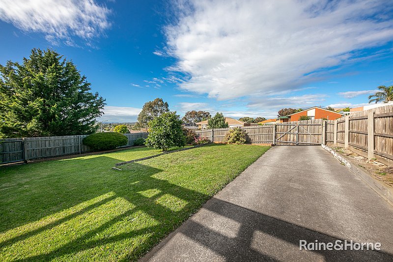 Photo - 6 Hill Grove, Sunbury VIC 3429 - Image 13