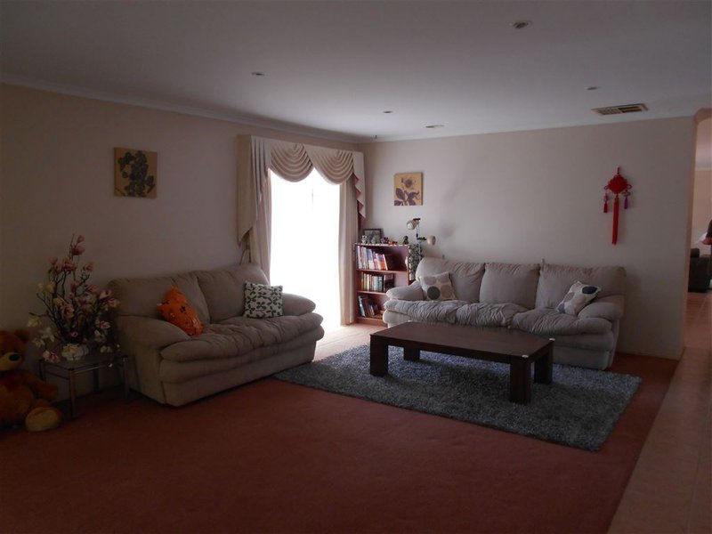 Photo - 6 Hillston Court, Narre Warren South VIC 3805 - Image 7