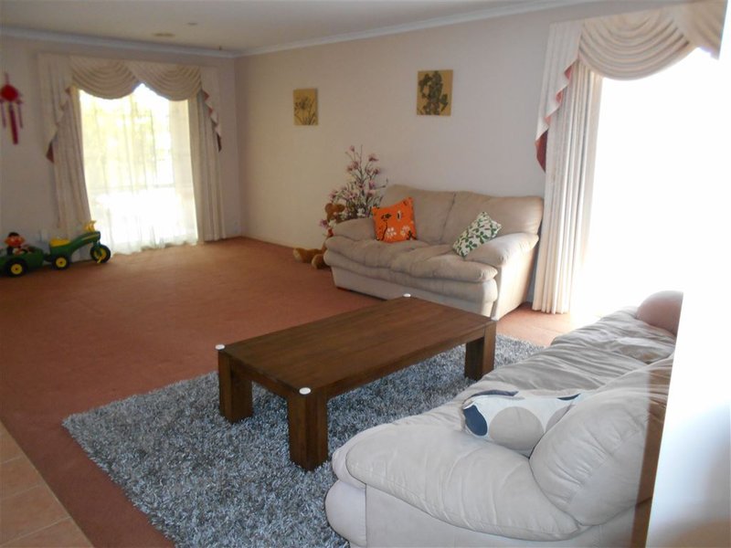 Photo - 6 Hillston Court, Narre Warren South VIC 3805 - Image 9