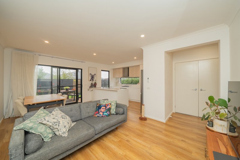 Photo - 6 Infantry Way, Berwick VIC 3806 - Image 3