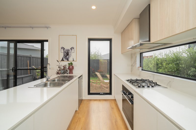Photo - 6 Infantry Way, Berwick VIC 3806 - Image 4