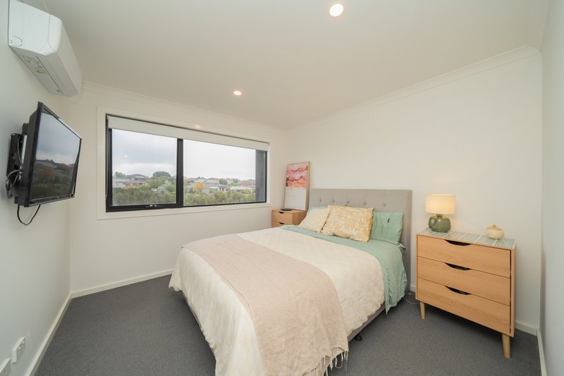 Photo - 6 Infantry Way, Berwick VIC 3806 - Image 7